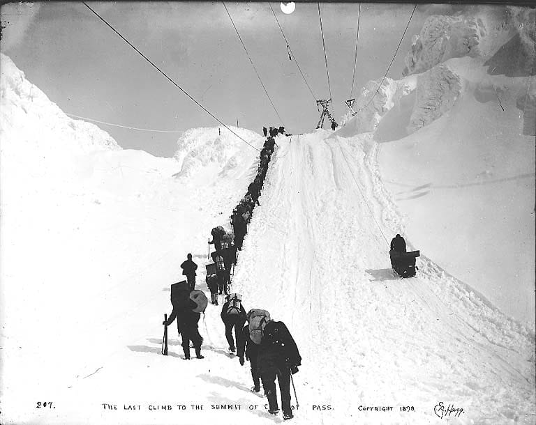 The last climb to the summit of Chilkoot Pass, 1898
